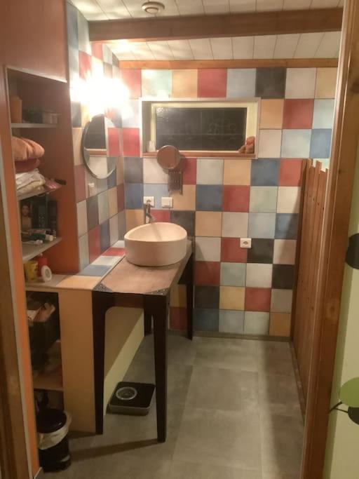 Charmante Maison Atypique En Village Saint-Colombin Bagian luar foto